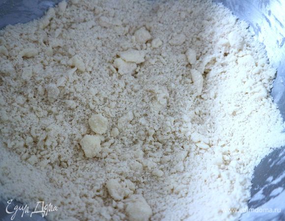 Взбивать до тех пор, пока масса не приобретет вид мелкой крошки.