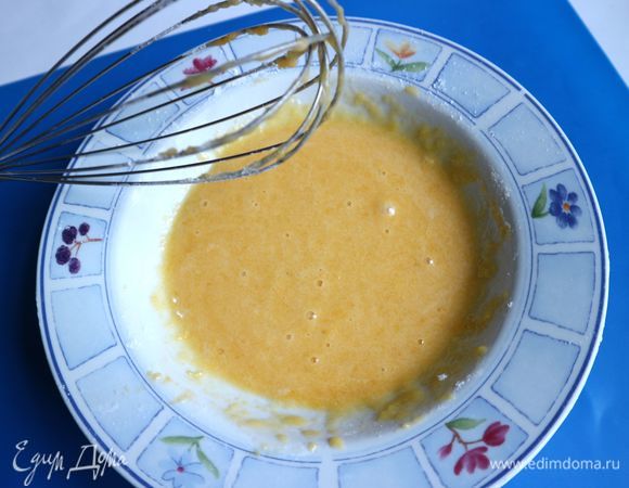 Слегка взбить смесь венчиком.