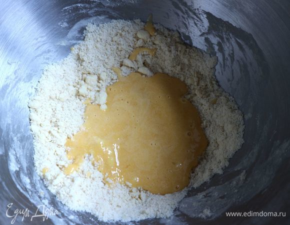 В смесь муки с маслом добавить желтки с сахарной пудрой и цедрой.