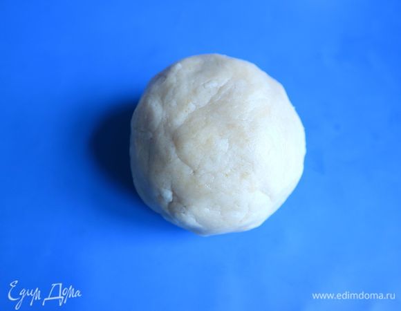 Замесить руками тесто, долго его не перемешивать. У вас должно получиться гладкое однородное тесто. Скатать тесто в шар, завернуть в пленку, поместить в холодильник на 30 минут минимально, можно больше.