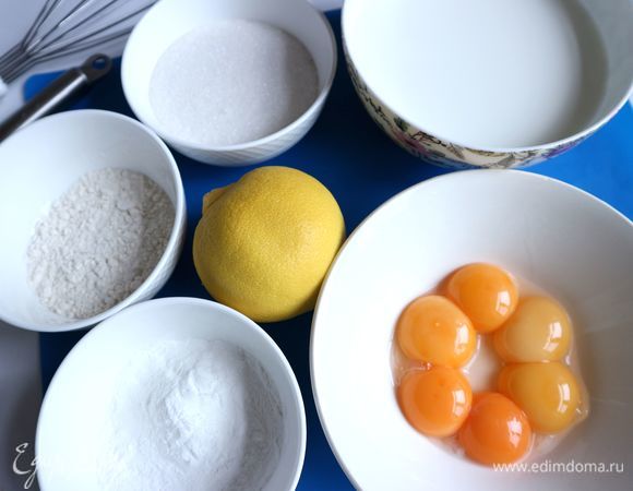 Приготовить все необходимое для лимонного заварного крема. Отделить у яиц белки от желтков. Потребуется примерно шесть желтков — вес желтков должен составлять 110 грамм.