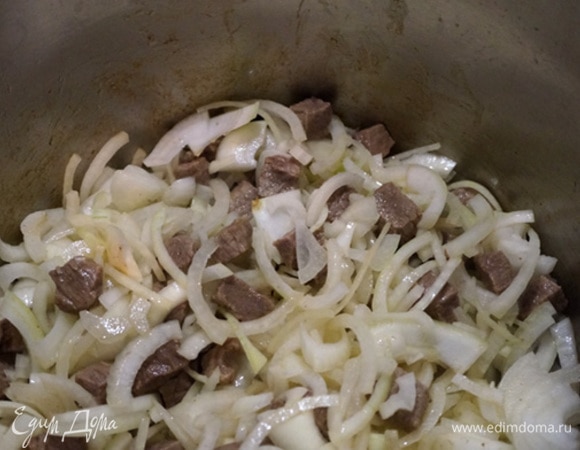 Затем добавить лук, перемешать и готовить около 15 минут, постоянно помешивая.