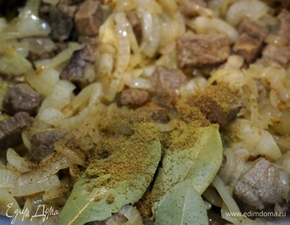 Добавить специи: кумин, кориандр, паприку, черный перец, лавровый лист. Перемешать.