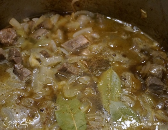 Добавить 1,5 стакана (250 мл) воды.