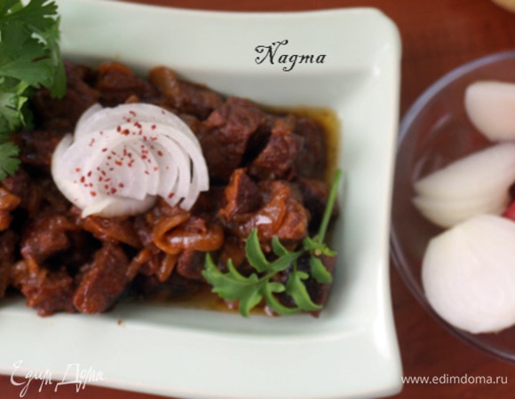 Накрыть крышкой и сделать огонь минимальным. Готовить около 2 часов, периодически помешивая и добавляя понемногу воды, если в этом будет необходимость. В конце приготовления посолить по вкусу (0,5 чайной ложки соли или чуть больше). Подавать с лепешками, рисом и салатом. Приятного аппетита!