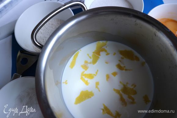 В сотейнике соединить молоко с цедрой лимона. Нагреть молоко с цедрой на медленном (это важно) огне, не доводя до кипения.