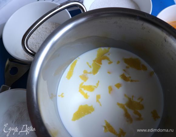 В сотейнике соединить молоко с цедрой лимона. Нагреть молоко с цедрой на медленном (это важно) огне, не доводя до кипения.