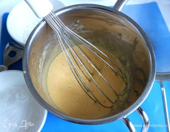 Духовку разогреть до 170°C. В отдельной посуде взбить желтки и сахар венчиком. Добавить пшеничную муку и кукурузный крахмал, пропущенные через сито, тщательно размешать.