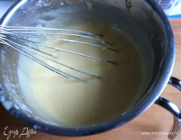 Добавить постепенно (тонкой струйкой) теплое процеженное молоко к смеси из сахара, муки, крахмала и желтков, постоянно перемешивая венчиком. Перелить смесь в сотейник, процедив ее сквозь сито. Поместить смесь на медленный огонь. Продолжать постоянно размешивать крем, пока он не загустеет. Готовый крем переложить в миску и накрыть пищевой пленкой в контакт, таким образом можно избежать образования корки на поверхности.