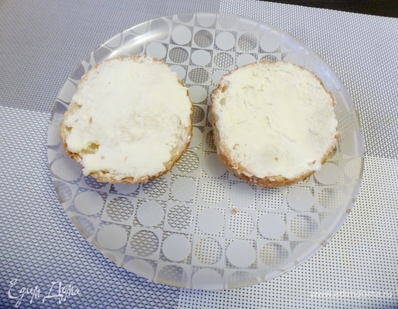 Булочки разрезать пополам и намазать сливочным маслом.