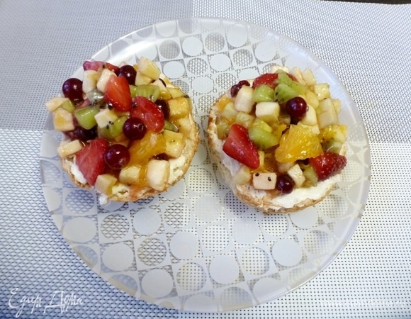 Выложить сверху горку ароматных фруктов и ягод.