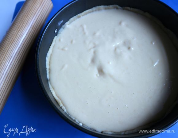 Залить тесто остывшим кремом.