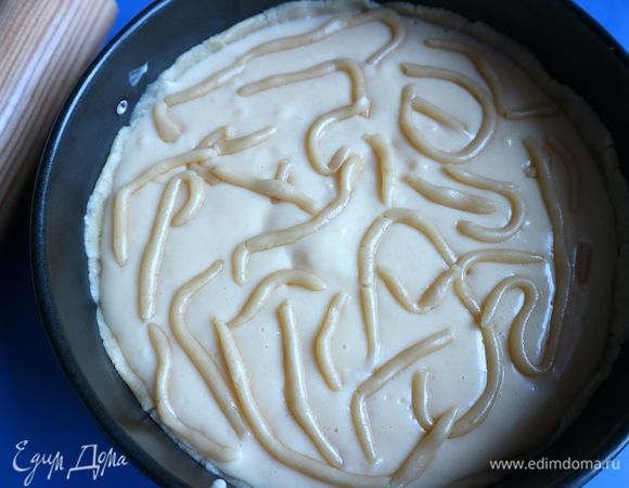 Нанести из остатков теста в виде тонких жгутиков любой узор на поверхности пирога. Поместить форму в духовку на 55 минут. Через 45–50 минут проверьте пирог, вам может понадобиться чуть меньше или больше времени.