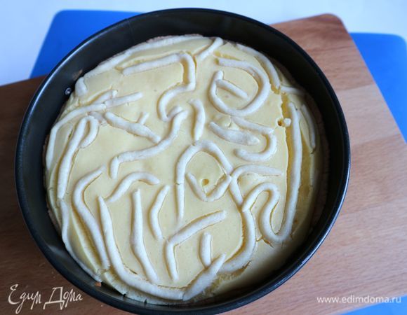 Вынуть пирог из духовки, дать немного остыть.