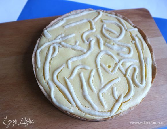 Освободить от бортов и дна формы.