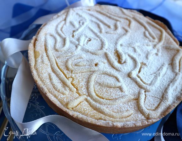 Остывший лимонный пирог посыпать сахарной пудрой через сито.