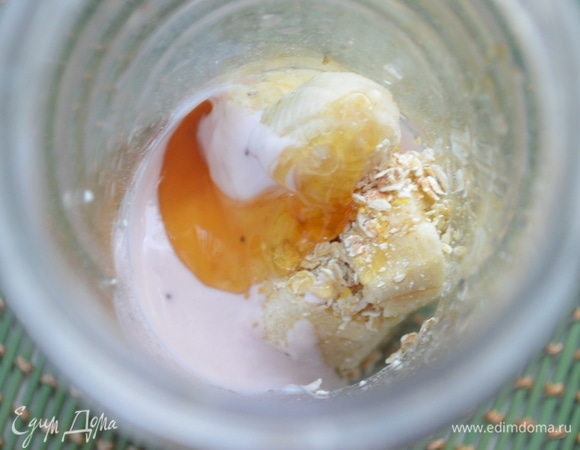 Добавляем мед и йогурт.