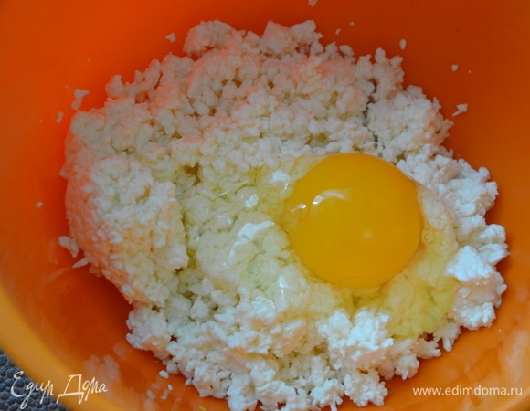 В творог добавить куриное яйцо.