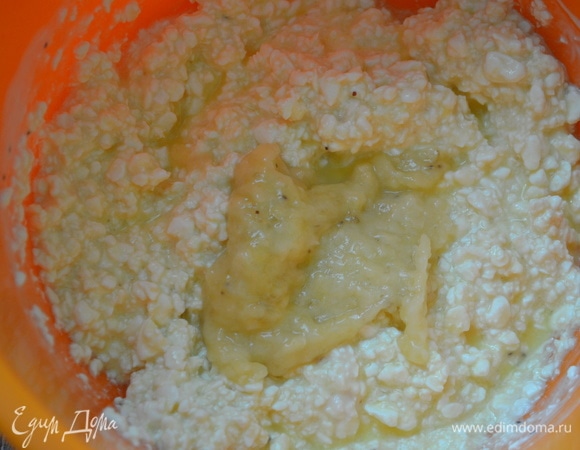 Натертый на мелкой терке банан.