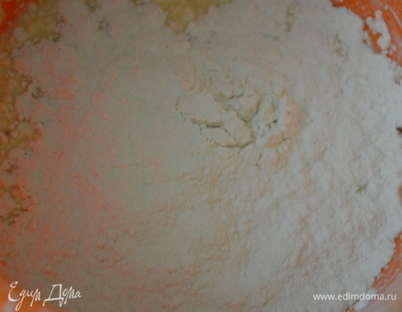 Муку и щепотку соды.