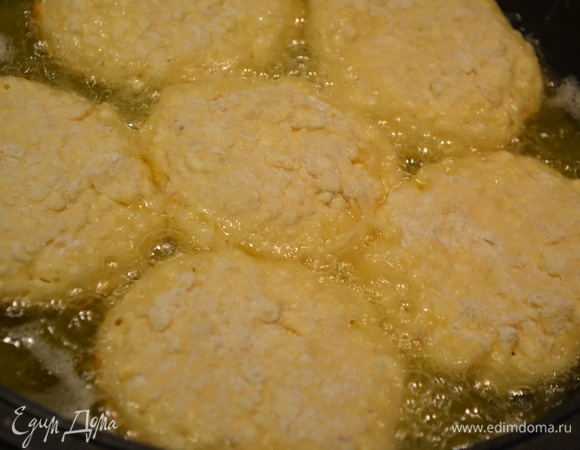 Сформировать сырники, обжарить на растительном масле с 2 сторон до золотистого цвета.