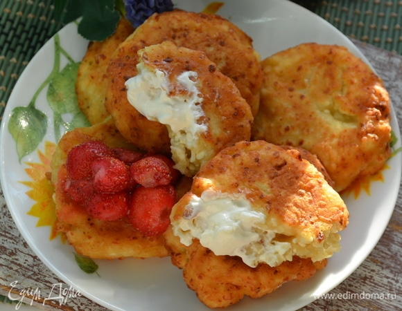 Подавать со сметаной или джемом!