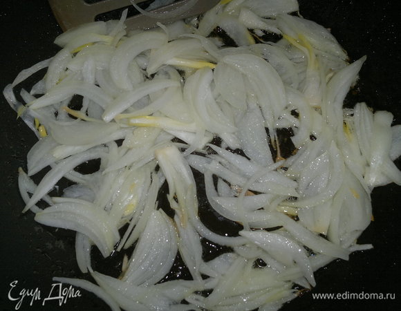 В сковороде разогреть растительное масло, выложить лук.