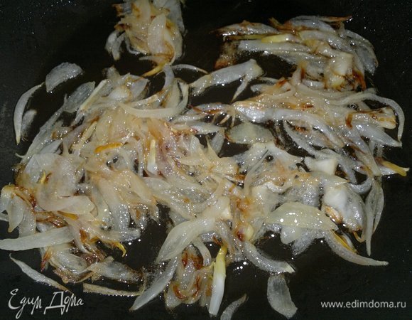 Обжарить лук, помешивая, на среднем огне до мягкости и изменения цвета.