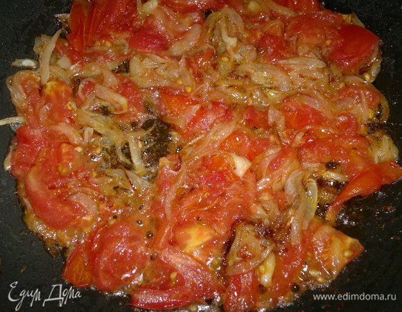 Овощи перемешать и потушить 5–7 минут на небольшом огне.