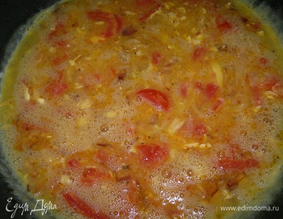 Добавить яйца в сковороду к овощам, перемешать немного массу лопаткой, чтобы овощи распределились в омлетной смеси. Жарить сначала на небольшом огне, чтобы схватился низ омлета, минуты 3–4.