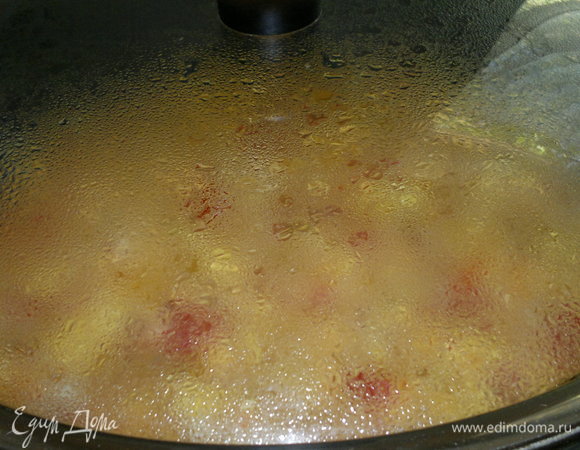 Накрыть сковороду крышкой и довести омлет до готовности.