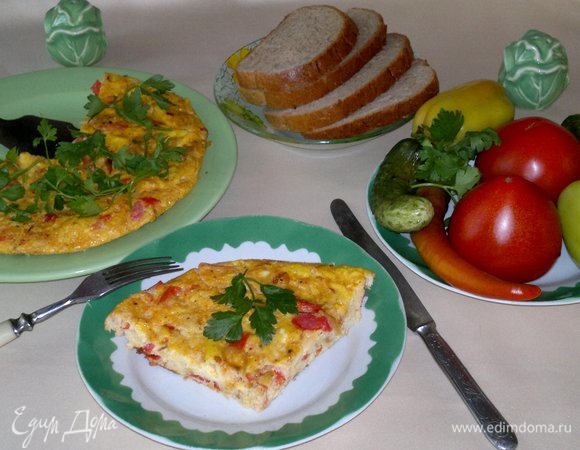 Подать к столу, разрезать на порции. Очень вкусно со свежими овощами и малосольными огурчиками. Угощайтесь! Приятного аппетита!