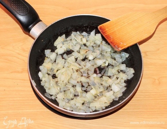 Очищенный лук нарезаем небольшими кубиками и обжариваем на сливочном масле до прозрачности, добавляем к картофелю.