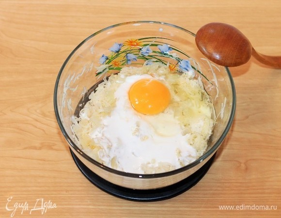 Сюда же добавляем 1 крупное яйцо, кефир, соль и перец, перемешиваем.