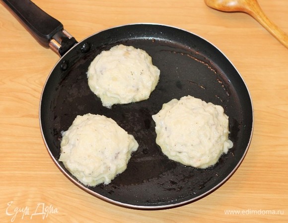 Закрываем рыбную начинку картофелем. Когда нижний слой картофеля подрумянится, блин переворачиваем.