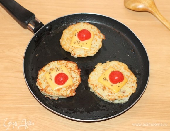 Кладем на блинчик 1/4 часть пластинчатого сыра или посыпаем тертым твердым сыром. Затем посыпаем блинчик тмином и жарим под крышкой до румяной корочки и расплавления сыра. Помидоры черри по желанию.