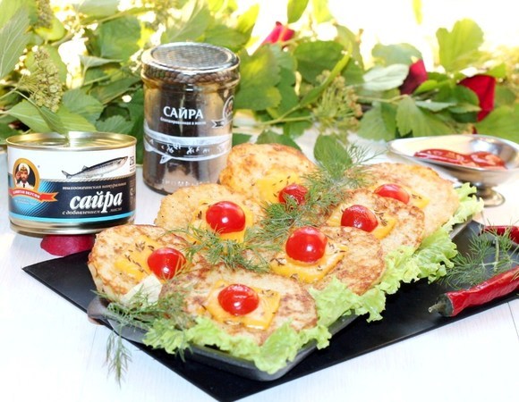 Выкладываем блинчики на бумажное полотенце, чтобы удалить лишнее масло.