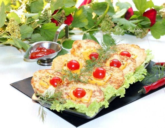 Подаем картофельные блины с кетчупом и томатным соком. Приятного аппетита!