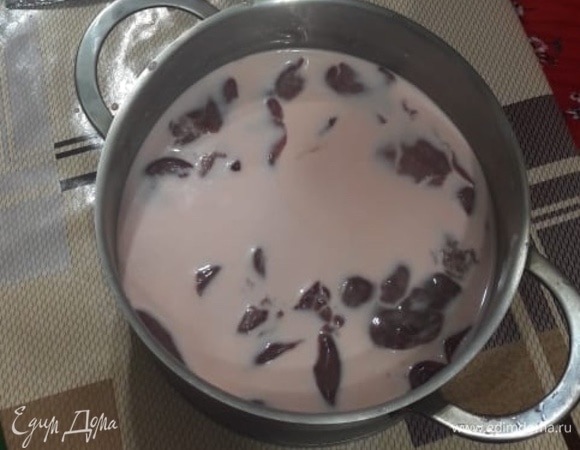 Деревянные шпажки предварительно замочите в холодной воде, желательно на ночь. Печень залейте молоком и оставьте на 1 час.