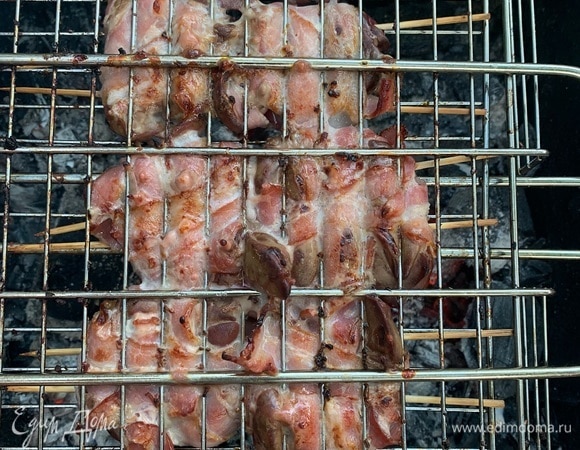 Готовьте на огне, переворачивая каждые 3 минуты, на каждой стороне по 2–3 раза в зависимости от жара.