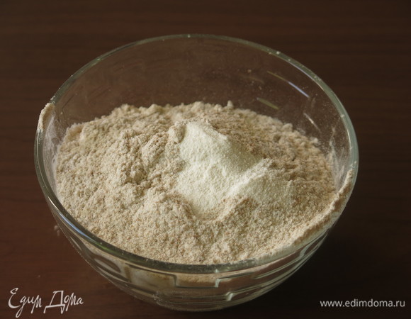 Соединяем муку и разрыхлитель.