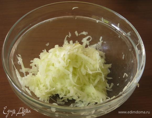 Натираем патиссон.