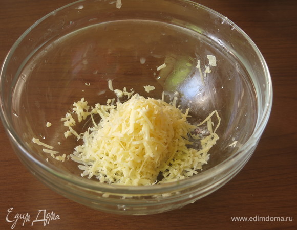 Натираем на мелкой терке пармезан.