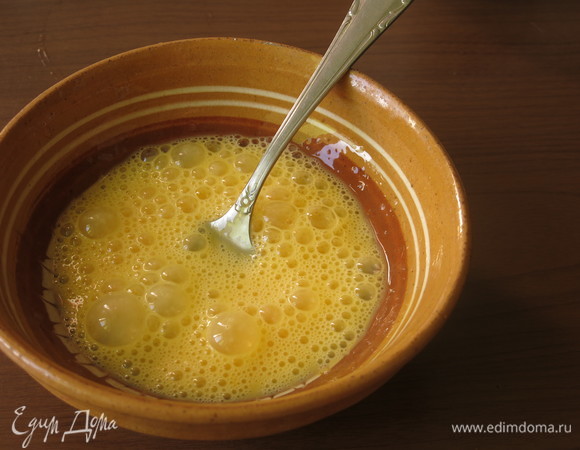 Взбиваем яйца.