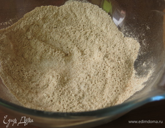 Добавляем соль и сахар в муку.