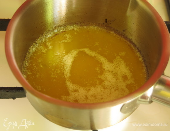 Растапливаем масло.