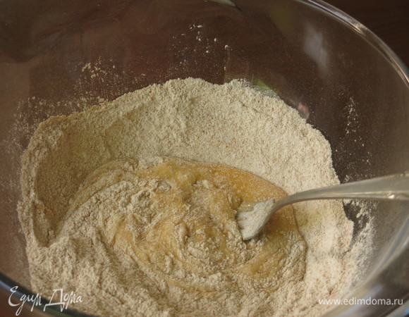 Вливаем яйца в муку.