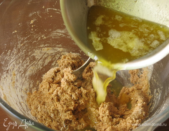 Вливаем масло в муку.