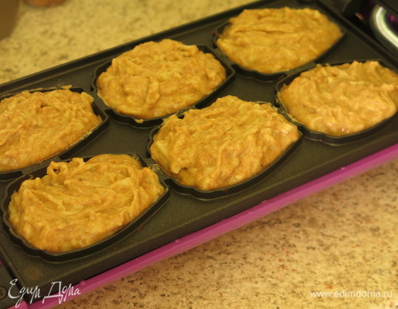 Выкладываем в формы и выпекаем в духовке при 180°C 15 минут или в мадленнице (2–3 минуты — с одной стороны, 3 минуты — с другой).