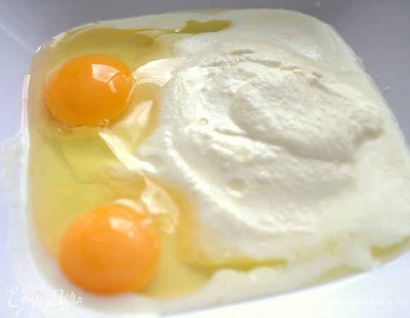 В сметану вбить яйца. Я брала 2 яйца + яичный порошок (1 ст. л.).